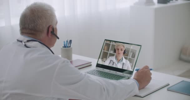Avancerad utbildning för hälso- och sjukvårdspersonal, läkare tittar och lyssnar föreläsning av erfarna kvinnliga terapeut — Stockvideo