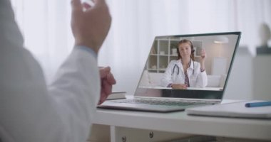 Tıp uzmanları için yeterlilik artışı, çevrimiçi kurslar, genç bir kadın profesöre danışmanlık yapıyor