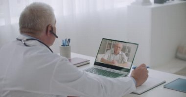 Erkek doktor hastasıyla internetten iletişim kuruyor, yaşlı adam semptomlardan bahsediyor ve doktorlar da...
