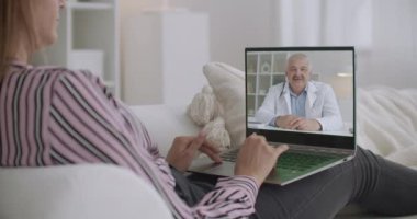 Çok deneyimli bir doktor internet üzerinden genç bayan hastaya danışmanlık yapıyor.