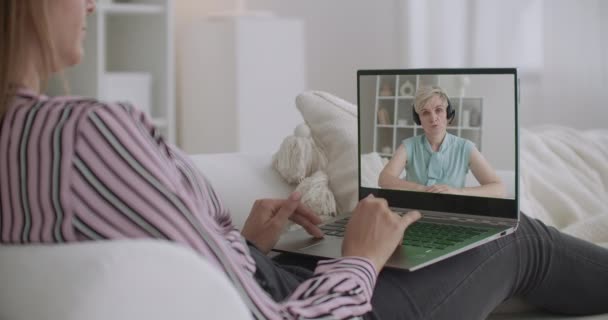 Jeune femme consulte une psychologue féminine par appel vidéo, rester à la maison et discuter avec un spécialiste — Video