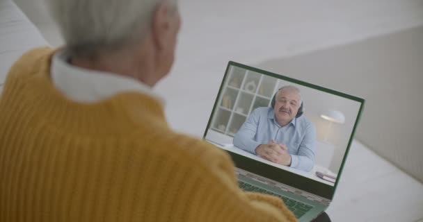 Deux hommes communiquent en ligne, amis bavardent par appel vidéo, en utilisant des ordinateurs portables avec caméra web — Video
