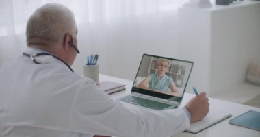 İnternetten terapist randevusu, orta yaşlı kadın video konferansından arıyor ve semptomlarından bahsediyor.