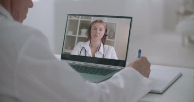 Bilgisayardaki video konferansında çevrimiçi tıp dersi, kadın öğretiyor ve erkek öğreniyor