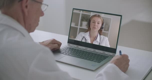 Istruzione e formazione avanzata in medicina per il praticante, medico sta ascoltando lezione online — Video Stock