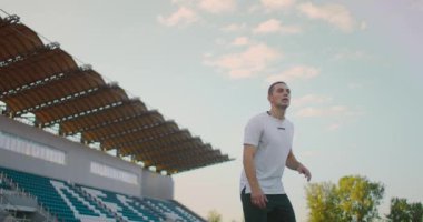 İspanyol futbolcu topa liderlik ediyor. Futbol Futbolcusu Başlık Yapıyor. Futbol Futbolcusu Başlık Yapıyor. 