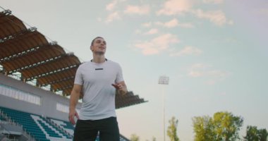 İspanyol futbolcu topa liderlik ediyor. Futbol Futbolcusu Başlık Yapıyor. Futbol Futbolcusu Başlık Yapıyor. 