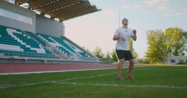 Profesyonel bir futbolcu stadyumda paso alır. Futbol tekniği ve futbol topu resepsiyonu.