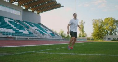Futbol sahasındaki ekipmanlı bir futbolcuya paso verilir ve teknik olarak gelen futbol topuyla ilgilenir.