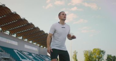 Ağır çekimde, profesyonel futbolcu stadyumda topa koşuyor. Futbol Futbolcusu Başlık Yapıyor. Futbol Futbolcusu Başlık Yapıyor. 