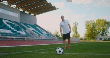 Futbolcu, profesyonel bir futbol stadyumundaki bir futbol maçında olağanüstü bir performans sergiliyor. Oyuncu markasız üniforma giyiyor. Stadyum ve 
