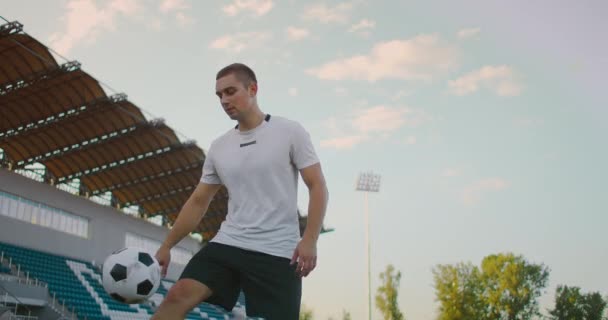 Bei sonnigem Sommertag mit Zeitlupe Männchen aus Profifußballliga auf Bein im Außenspielfeld — Stockvideo