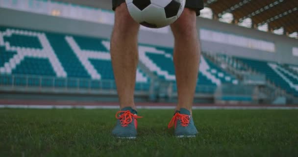 Jugador de fútbol profesional está haciendo malabares con una pelota. socker un jugador en un uniforme de fútbol blanco en el estadio — Vídeos de Stock