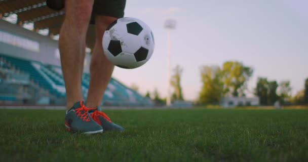 Professionell fotbollsspelare jonglerar med en boll. socker en spelare i en vit fotbollsuniform på stadion — Stockvideo