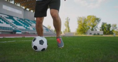 Futbolcu ayak oyunları ve futbolcu ağır çekimde topa tekme ve şut atıyor.