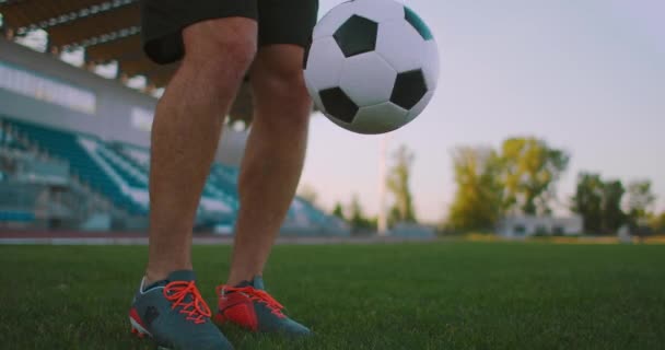 Profi focista zsonglőrködik egy labdával. Socker egy játékos fehér labdarúgó egyenruhában a stadionban — Stock videók