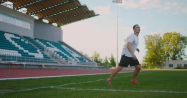 Futbol sahasındaki ekipmanlı bir futbolcuya paso verilir ve teknik olarak gelen futbol topuyla ilgilenir.