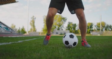 Futbolcu ayak oyunları ve futbolcu ağır çekimde topa tekme ve şut atıyor.