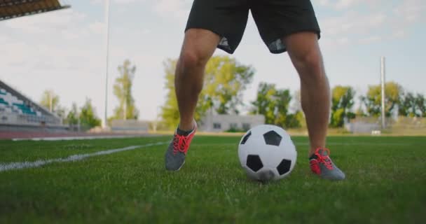 Fußballer zeigen Beinarbeit und Fußballer treten und schießen Ball in Zeitlupe aufs Tor — Stockvideo