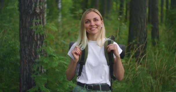 Atmosphärisches Nahaufnahme-Porträt des jungen schönen lächelnden Mädchens mit Hut und fliegendem Haar in Wald-Zeitlupe — Stockvideo