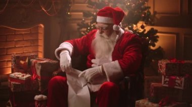 Noel Baba eski parşömen tomarını tutuyor. Mektup, boş