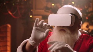 Noel Baba kaskını takıyor ve sanal gerçeklikte sörf yapıyor, noel ruhuyla izole edilmiş, teknoloji kavramı 4K görüntülerini kapatıyor..