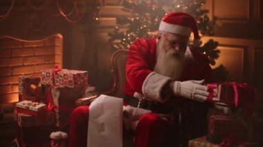 Noel Baba eski parşömen tomarını tutuyor. Mektup, boş