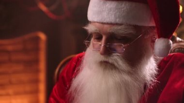 Noel Baba bilgisayardan alışveriş yapıyor. Noel indirimi zamanı.
