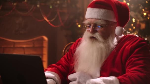 Jultomten varm atmosfär i vardagsrummet med hjälp av laptop. — Stockvideo