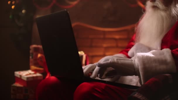 Kerstman winkelen op de computer. Kerst verkoop tijd — Stockvideo