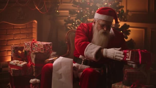 Der Weihnachtsmann hält eine alte Schriftrolle aus Pergament. Brief, leer — Stockvideo