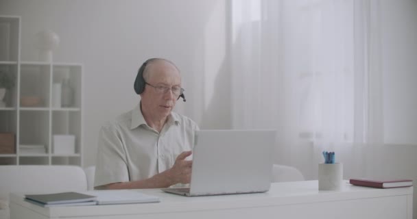 Patron masculin âgé parle avec les employés par appel vidéo, donner des ordres, communiquer en ligne avec le bureau — Video