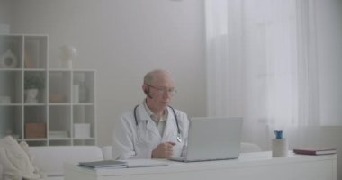 Erkek deneyimli virolog internet ve kamera kullanarak çevrimiçi konferans veriyor.