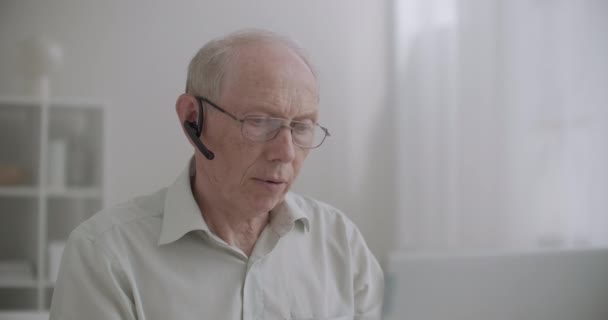 Ηλικιωμένος έμπειρος μηχανικός συμβουλεύει τους μαθητές σε απευθείας σύνδεση, videoconference και webinar τεχνολογία από φορητό υπολογιστή — Αρχείο Βίντεο