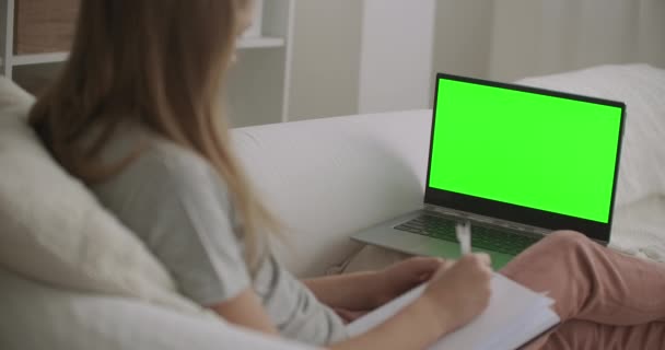 Online školení pro děti, které zůstávají doma na pandemii koronaviru, dívka se dívá na displej s klíčem chroma, učení přes internet — Stock video