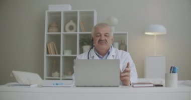 Tıbbi pratisyen hekimler koronavirüs salgını sırasında uzaktan çalışıyor, internetten danışmanlık yapıyor, web kameralarıyla konuşuyor.