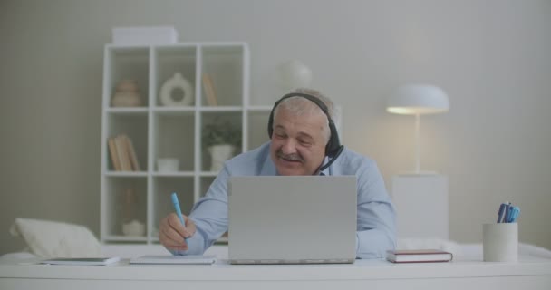 Χαρούμενος άντρας συνομιλεί με συναδέλφους μέσω video chat στο laptop κατά τη διάρκεια της καθημερινής online συνάντησης και του γέλιου, πορτρέτο — Αρχείο Βίντεο