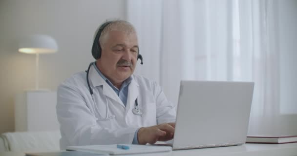 Médecin en chef du médecin parle avec les employés par chat en ligne sur ordinateur portable pendant la réunion quotidienne du matin — Video