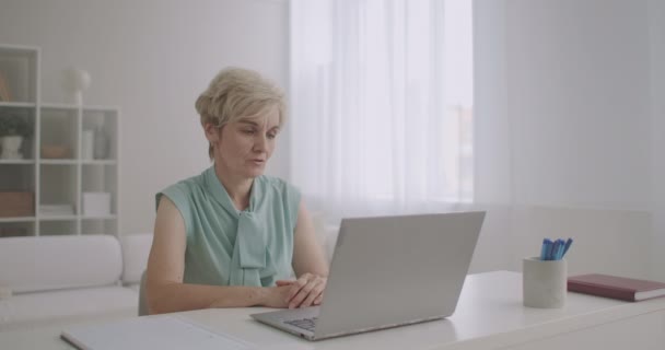 Mujer psicóloga está consultando en línea, hablando con el cliente por Internet en el ordenador portátil, cita a distancia con especialista — Vídeo de stock