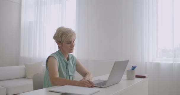 Abogado femenino está hablando con el cliente en línea, consultando por Internet en el ordenador portátil, cita a distancia con especialista — Vídeo de stock