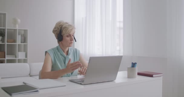 Vrouwelijke specialist werkt vanuit huis, praat met collega 's, partners en klanten via internet, online chat en video call technologie — Stockvideo