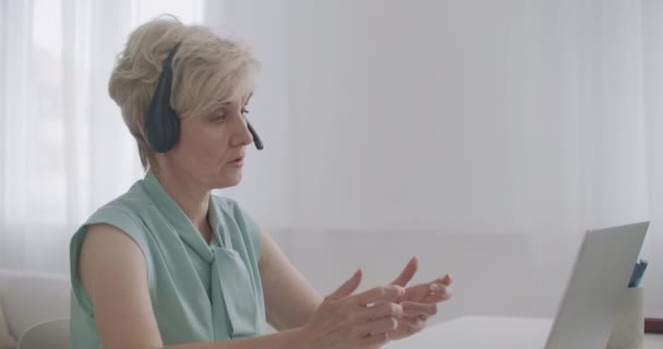 Consulta en línea con el especialista por Internet, mujer está respondiendo a la pregunta y explicando, call-center — Vídeos de Stock