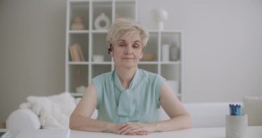 Online randevuda kadın psikoloğun portresi, yaşlı kadın dinliyor ve kafa sallıyor, video çağrısı konsepti