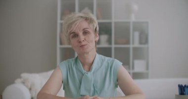 Kameraya, video bloguna ya da online sohbet konseptine bakan ve konuşan çekici yaşlı kadın portresi