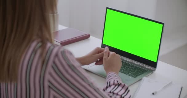 Laptop com tela verde para croma tecnologia chave na mesa de trabalho de aprendizagem ou mulher trabalhando, falando por vídeo chat — Vídeo de Stock