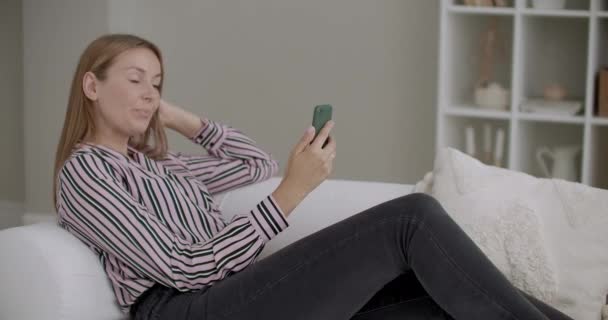 Blogueiro feminino está conversando com seguidores por smartphone a partir de casa, streaming e falar com câmera de gadgets — Vídeo de Stock