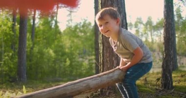 Ormanda odun toplayan iki küçük çocuk. İki küçük kardeş ormanda odun toplar ve ateş yakarız.