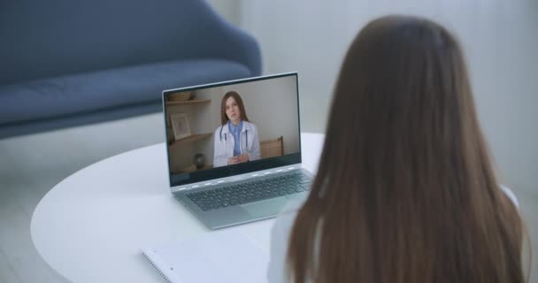 Doktor video konferenční hovor on-line mluvit na dálku sledovat s lékařským koronavirem výsledek doma. Online zdravotnická digitální technologie, poradenská a interview aplikace. — Stock video