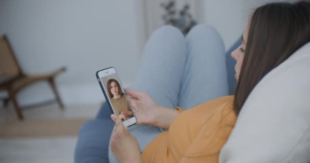Mladá žena video chatování s přítelem pomocí smartphone mávání rukou pozdravy sdílení během self-izolace nejlepší přátelé těší dálkové komunikace — Stock video