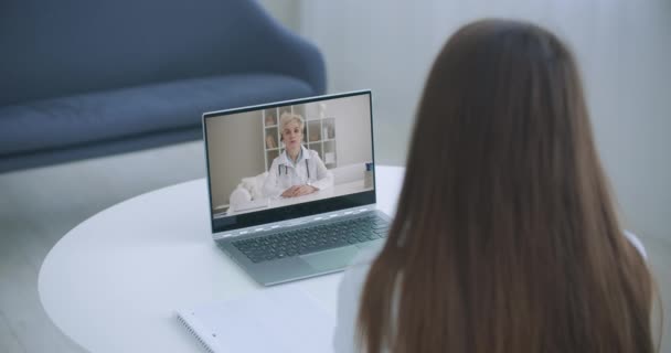 Spalla vista giovane donna consulenza con terapeuta medico generico medico on-line tramite videochiamata sul computer portatile dopo sentirsi primi sintomi di malattia da virus, assicurazione medica, covid19 diffusione. — Video Stock